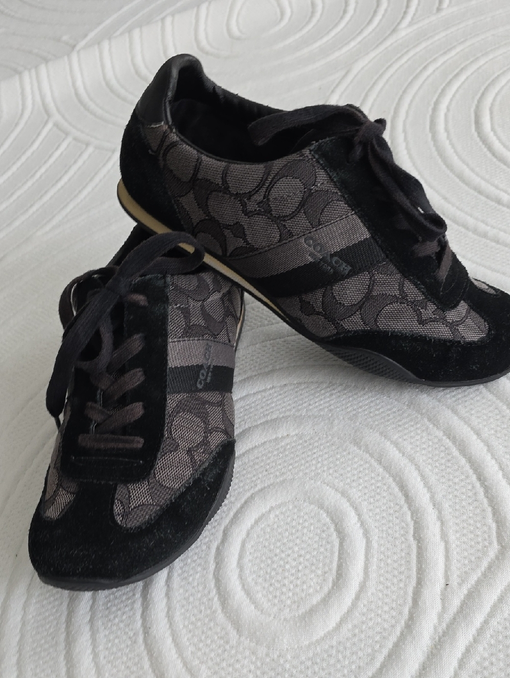 Coach Gray and Black Signature Logo Low-Top Sneakerinas